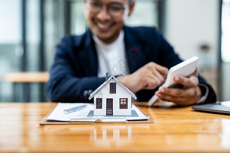 商务人士或律师会计师在办公室进行金融投资 使用计算器分析财务文件报告房地产和家庭贷款保险 选择性的焦点图片