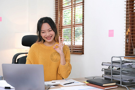 在线视频会议和数字会议 女商务人士在家庭办公室通过视频会议与团队讨论业务推介会合作公司套装职场简报会议室讲话房间管理人员图片