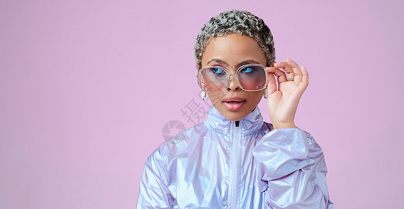 时尚 美容和模型与一位戴眼镜的黑人女性在粉红色背景下在工作室进行广告和营销 风格 前卫和时尚 迷人的女性戴着酷炫的太阳镜图片