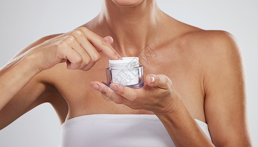 在灰色工作室背景下 女性的奶油 美容护肤品和手部配有身体健康产品 用于清洁身体和皮肤病学健康的容器中装有天然有机洗剂的水疗模型图片