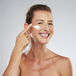 脸上涂着乳液的护肤 美容和皮肤产品中的女性肖像 自然美 美容产品和抗衰老霜的模型 面部完美肌肤 清洁和保湿图片