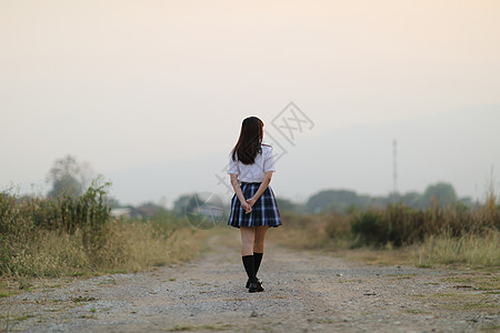 在户外公园看的亚洲美丽的日本女校校校服天空喜悦微笑学生农村公园扮演姿势学校女孩图片