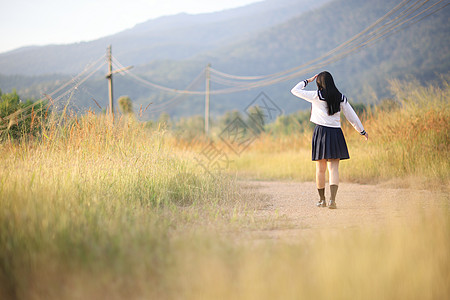 亚洲高中女学生在日出后走在农村的乡村中校服友谊女性扮演女孩青少年学校微笑姿势角色图片