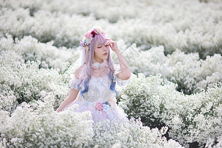 美丽的年轻美女 穿着白色的露天礼服 带着鲜花花园日式日本时装花朵女士幸福裙子皮肤衣服女性头发女孩化妆品图片