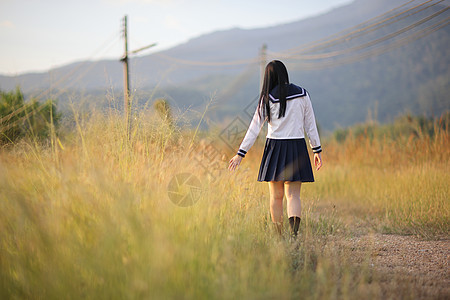 亚洲高中女学生在日出后走在农村的乡村中快乐学生青少年校服友谊微笑蓝色裙子角色女士图片