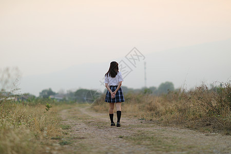 在户外公园看的亚洲美丽的日本女校校校服姿势农村公园女孩学生天空角色蓝色头发裙子图片