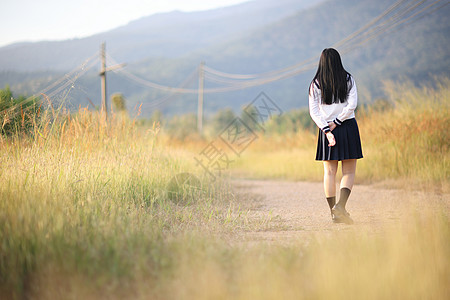 亚洲高中女学生在日出后走在农村的乡村中扮演摄影青少年角色女士姿势微笑学生女性校服图片