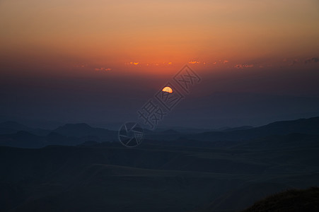 山上的橙色日落 黄昏 美丽的背景图片