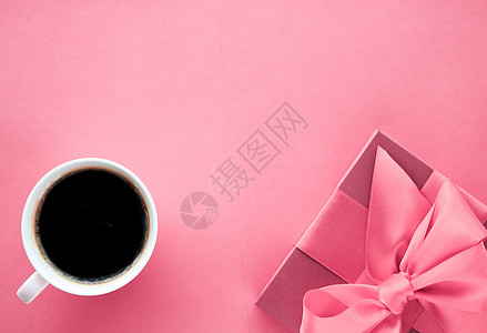 粉红背景的奢华礼品盒和咖啡杯 浪漫假日日出惊喜的平板设计平铺店铺咖啡菜单展示盒子老板销售女士礼物图片
