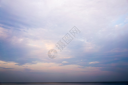 美丽的潮湿云层天空日落背景金子天气旅行蓝色晴天太阳橙子地平线阳光天堂图片