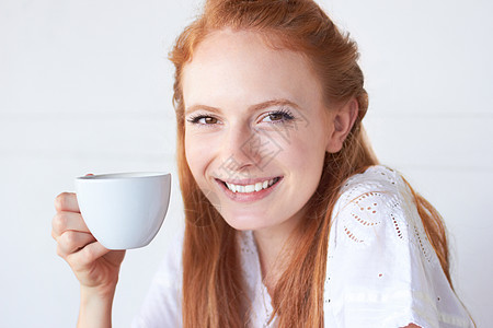享受她的早茶 一个有魅力的年轻女子喝咖啡的肖像 (笑声)图片