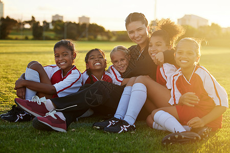 足球 团队和儿童在运动场上与教练一起进行训练 足球赛事或学习运动 老师和健身学生的画像 他们微笑着 对竞争伙伴关系感到高兴图片