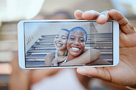 电话 自拍和朋友的手微笑着在户外一起放松友谊照片 微笑和手持智能手机的年轻快乐女性的特写肖像放松拍照图片