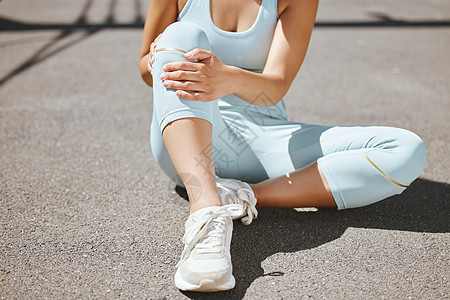 运动损伤 膝盖疼痛和健身女性坐在柏油路上 在按摩腿外治疗骨质疏松症和纤维肌痛 有骨科 关节炎和运动问题的健康 疲倦和女性图片