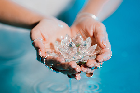 拿着易碎的莲花的妇女 清澈的水珠从水晶中滴落 宗教 昆达里尼 冥想 脉轮 精神内心世界的概念抛光女士叶子椭圆形矿物玻璃女性美丽手图片