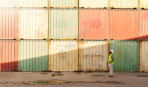 物流集装箱 送货和黑人在室外配送仓库检查货物 非洲港口经理在供应链行业工作时计划库存运输图片