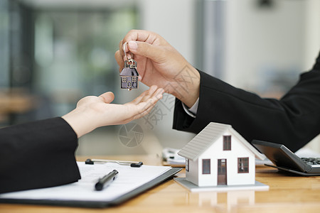 房地产代理商在签署合同后向客户提供房屋钥匙交易销售住宅签名讨论信用财产顾问协议金融图片