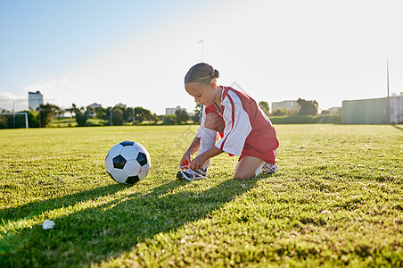 足球 训练和系带鞋与女孩在运动锻炼中获得动力 健康和健康 在足球场上与幼儿一起锻炼 成长和目标发展 以进行比赛 视力和健身图片