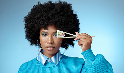 用于快餐交易 广告或餐厅营销的工作室商业模型中的寿司 鲑鱼和黑人妇女或鱼 z 世代非洲女孩和学生促销蓝色背景的海鲜筷子图片