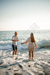 幸福的情侣在海边 蜜月爱好者 岛上的男人和女人 美丽的夫妇在海边玩 幸福的夫妇在度假 海边的男人和女人热带日落女孩夫妻太阳生活晴图片