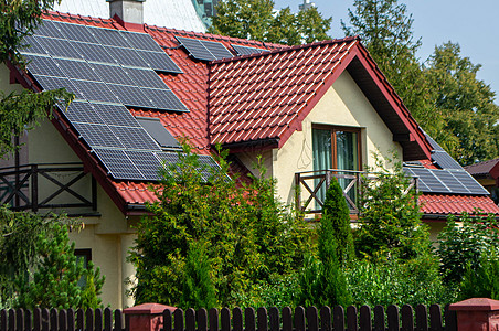 具有现代太阳能电池板的历史农房集电极房子阳光安装力量太阳绿色技术光伏植物图片