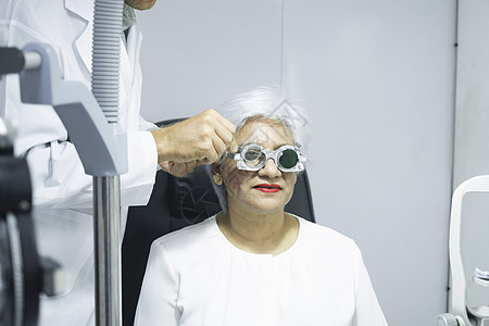 女性在光学诊所检查视力奇观风镜专家药品科学配镜师店铺探测技术镜片图片