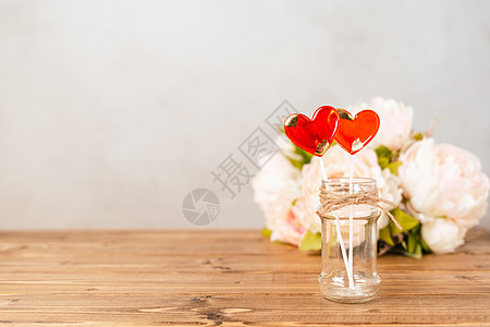 红色与素材静物情人节节日空背景与 2 红色棒棒糖和粉红色的花朵在木桌背景 带有设计横幅复制空间的模型婚礼粉笔小样黑板婚姻卡片假期夫妻浪漫桌背景