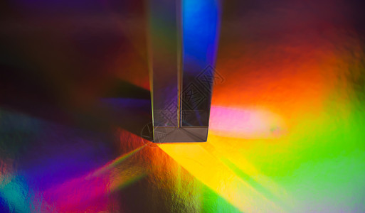 亮彩虹颜色的玻璃棱镜抽象背景 多边形多色横幅图片