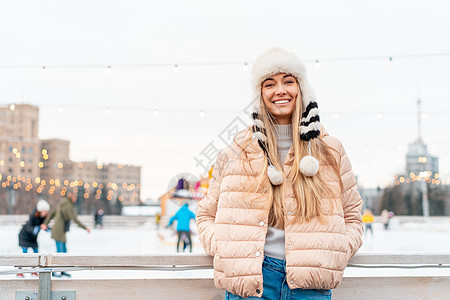 女人在有趣的冬天 在户外快乐下雪天气乐趣女性降雪帽子喜悦金发享受图片