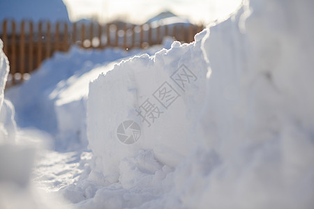 冬季大雪过后清理积雪工具小路工作季节暴风雪天气男人车道夹克成人背景图片