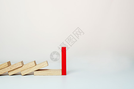 一个红色的多米诺牌摊子 其他木制多米诺 倒在一排操作失败平衡人士行动团体解决方案运动风险金融图片