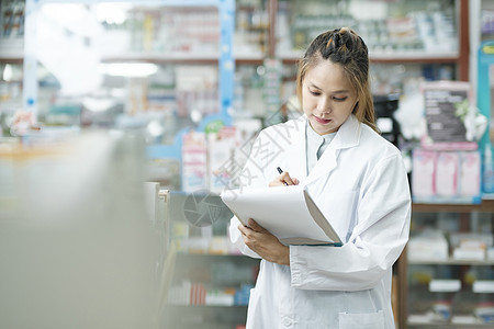 女药剂师在药店检查库存生活方式保健店铺存货女性处方技术医疗架子清单图片