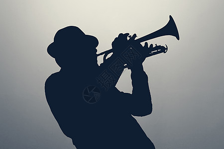 爵士乐手吹喇叭的脚影图片