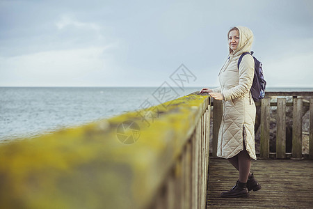 妇女站在丹麦冬季的码头上图片
