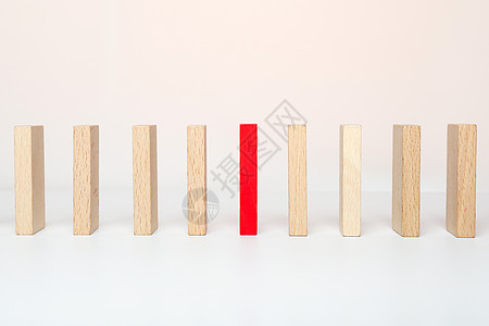 在白色背景的木块之间 一个红木板块解决方案危机游戏团体商业破产失败经济战略风险图片