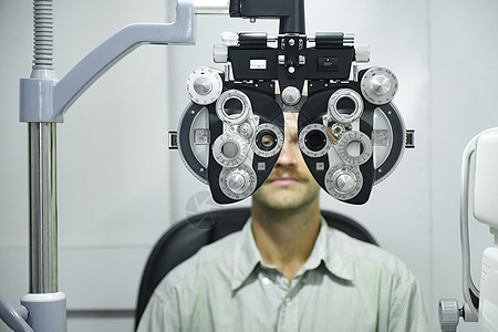 人有眼睛测试 使用磷酸酯科学眼镜验光机店铺配镜师治疗技术探测乐器机器图片