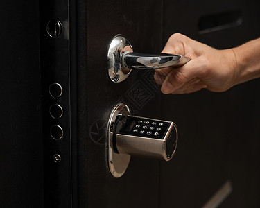 女人打开公寓门的密码锁 无钥匙入门了  没有钥匙进门技术控制手指酒店开锁女手犯罪安全代码键盘图片