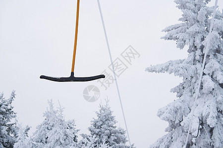 在德国黑森州雷恩的山壮丽的冬季景观背景下 滑雪缆车的一部分 神奇的高大苍松和雪杉覆盖着冰雪 地平线创造了一种幻觉 并与多云的天空图片