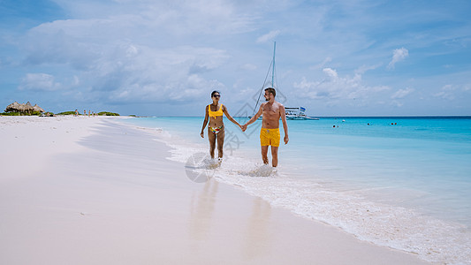 岛 以日间度假闻名 在岛海滩的双胞胎支撑男人海景蓝色蜜月快乐沙滩假期海洋旅游图片
