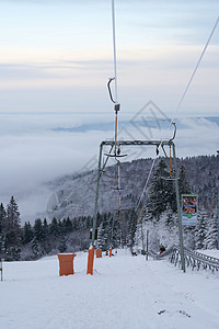 德国黑森州 Ren 的山上壮丽的冬季景观 神奇的高大苍松和雪杉覆盖着冰雪 地平线创造了一种幻觉 并与多云的天空和雾气融为一体 覆图片