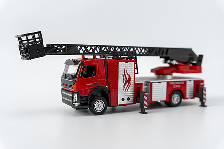 白色背景的玩具消防车 急救车图片