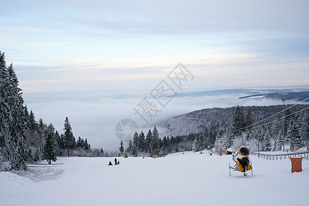 德国黑森州 Ren 的山上壮丽的冬季景观 神奇的高大苍松和雪杉覆盖着冰雪 地平线创造了一种幻觉 并与多云的天空和雾气融为一体 覆图片