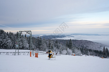 德国黑森州 Ren 的山上壮丽的冬季景观 神奇的高大苍松和雪杉覆盖着冰雪 地平线创造了一种幻觉 并与多云的天空和雾气融为一体 覆图片