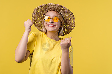 漂亮女人表现出胜利是胜利的姿态 她取得了成果 目标 黄色背景的女孩高兴 快乐 惊讶兴奋快乐的女士 头奖概念图片