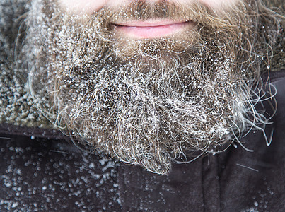 一个人的胡子上满是雪 那个留胡子的人在雪花中微笑图片