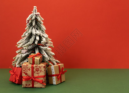 带有复制空间的圣诞树和手工艺礼品图片