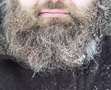 一个男人的胡子上覆盖着雪 暴风雪中留着胡子的男人的脸图片