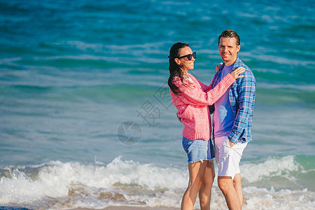 在佛罗里达海滩度假的年轻情侣们热带丈夫蜜月女士阳光微笑旅行支撑海洋海岸图片