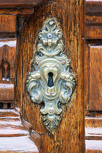 清漆的木门上的古董金属锁图片