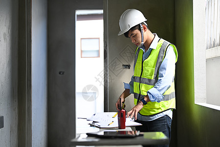 工程师在施工现场查看剪贴板和检查建筑施工进度的图像经理商务人士项目男性工人工程工地开发商职业图片